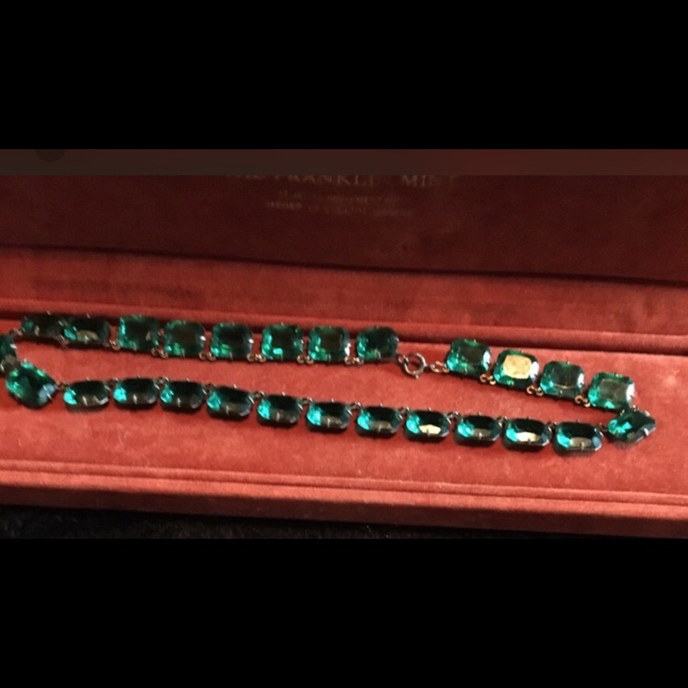 Necklace green stones 
deer park